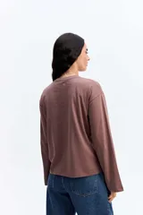 Remera de manga larga con corte oversize, cuello redondo y hombros caídos, confeccionada en algodón.