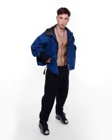 Pantalón negro de jean con sistema de ajuste lateral con herrajes.