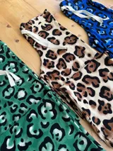 Pantalón de pijama de corte recto, con estampado animal print en tonos azul, celeste y negro.