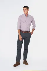 Pantalón cargo azul marino de corte recto, con bolsillos laterales y traseros con solapa, confeccionado en algodón con elastano.