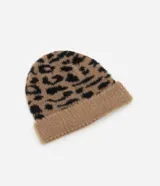 Gorro de lana color beige con estampado animal print en negro y doblez en el borde.