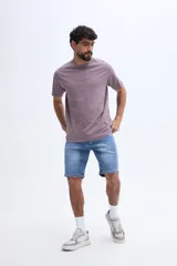 Remera de algodón color malva de corte regular, con pequeño estampado tipográfico en el pecho.