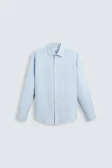 Camisa blanca de manga larga con cuello italiano y cierre frontal de botonadura. Corte regular fit.