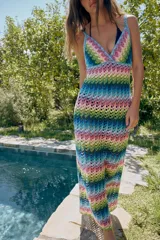 Vestido largo de punto calado con patrón de rayas en zigzag multicolor, escote en pico y tirantes finos.