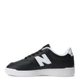 Championes New Balance modelo 080, color negro con detalles en blanco. Presentan el logo "N" en los laterales, perforaciones en la puntera y una suela blanca.
