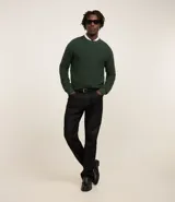 Suéter celeste de punto con textura acanalada horizontal, cuello redondo y mangas largas con puños ajustados.