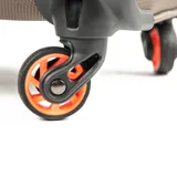 Valija mediana de tela color khaki con detalles en naranja. Tiene manija superior y lateral, candado TSA integrado, 4 ruedas y un bolsillo frontal con cierre. El interior está forrado y tiene un compartimento con cierre.