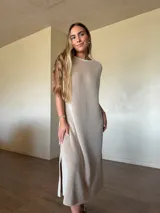 Vestido midi de punto vanizado, confeccionado con hilo de algodón y lurex dorado, sin mangas, con cuello redondo y diseño holgado.