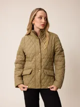 Campera acolchada de color verde oliva con diseño de rombos, cuello alto, cierre frontal con botones a presión y bolsillos delanteros con solapa.