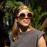 Lentes de sol con montura de madera clara y acetato, con lentes marrones degradados.