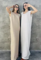Vestido largo color beige, de tejido waffle con lurex, corte recto y sin mangas.