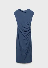 Vestido midi de color azul, con cuello drapeado, diseño sin mangas y detalle de drapeado en la cintura. Presenta un corte recto y cierre de cremallera lateral.