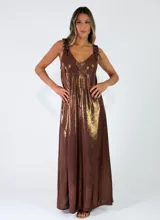 Vestido largo color marrón con acabado metalizado dorado, de corte recto y holgado, con escote en V y tirantes anchos fruncidos.