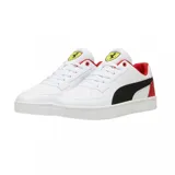 Championes Puma modelo Caven 2.0 edición Ferrari, de diseño urbano con exterior en cuero sintético negro, franja lateral blanca y detalles en rojo en el talón y el interior. Presenta el logo de Ferrari en la lengüeta y suela de goma blanca.