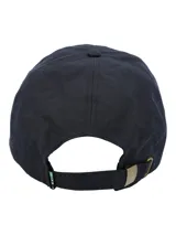 Gorra tipo baseball color azul marino, confeccionada en canvas engrasado impermeable con forro interior de algodón orgánico. Presenta un diseño clásico de seis paneles con costuras reforzadas en la visera y un pequeño logo bordado al tono en el panel frontal.