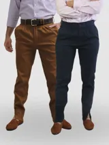 Pantalón de vestir marrón de algodón acanalado, con corte recto y detalle de pasacinto trasero ancho.