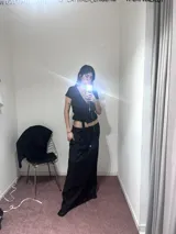 Falda maxi color crema de poplin 100% algodón, corte amplio y cintura con cordón ajustable.