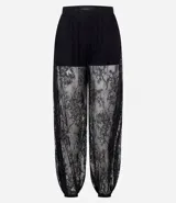 Pantalón de encaje negro con diseño aladín, de corte amplio y fluido con cintura elástica. Presenta una estructura transparente en las piernas y forro corto en la parte superior.