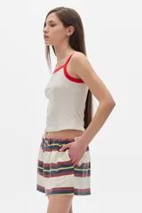 Musculosa blanca con cuello y sisas en rojo, con logo bordado en el pecho.