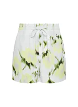 Short de tela con estampado floral en tonos blanco, verde y amarillo. Cintura elástica con cordón ajustable y puntas metálicas, bolsillos laterales y traseros.