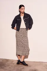 Falda midi de viscosa con estampado animal print, cintura elastizada con cordón ajustable y tajo lateral.