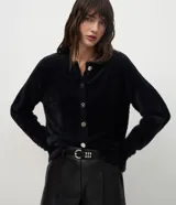 Cardigan de tricot con textura efecto peluche, color negro, de calce regular, escote redondeado y cierre frontal con botones.