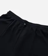 Pantalón deportivo tipo jogger de Ashua, con cintura elástica ajustable, bolsillos laterales y puños ajustados en los tobillos.