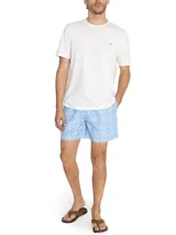 Short de baño celeste con estampado de caballitos de mar rosas. Tiene cintura elástica con cordón ajustable, bolsillos delanteros y traseros, y mosquetón.