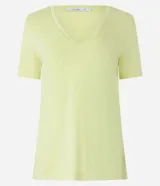 Blusa básica de manga corta con cuello en V, confeccionada en tejido de viscosa con elastano. Presenta un diseño liso y corte ajustado.