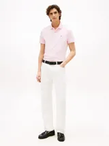 Chomba Tommy Hilfiger rosa de algodón con cuello clásico, tapeta de dos botones y logo bordado en el pecho. Corte regular.