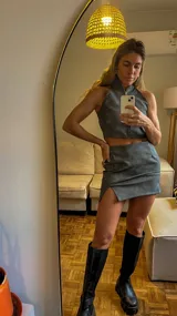 Minifalda gris con efecto vintage, tiro alto y abertura lateral.