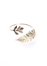 Brazalete dorado con forma de hojas de olivo, ajustable para el brazo.