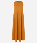 Vestido midi Marfinno de corte amplio y fluido, confeccionado en piqué color mostaza. Cuenta con diseño sin mangas, cuello alto y bolsillos laterales funcionales.