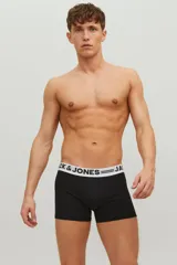 Pack de tres boxers tipo trunk negros con ajuste ceñido y cintura elástica blanca con logo Jack & Jones.