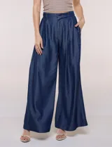 Pantalón wide leg de lyocell color gris, con cintura alta, pinzas frontales y bolsillos laterales.