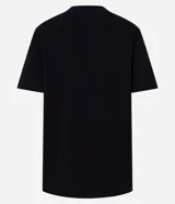 Remera de manga corta negra con estampado frontal de la banda AC/DC, con el logo en tonos azules y grises y una imagen de la banda en vivo con el texto "Back in Black Tour".