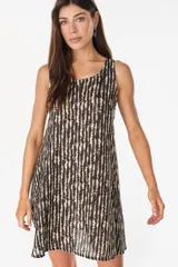 Vestido corto de lino italiano con diseño sin mangas, cuello redondo y estampado de rayas verticales abstractas.
