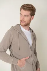 Campera con capucha y cierre frontal, confeccionada en algodón de color azul. Presenta bolsillos tipo canguro, puños y ruedo acanalados.