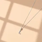 Collar de cadena fina en plata 925 con dije en forma de letra inicial decorado con pequeñas circonias brillantes.