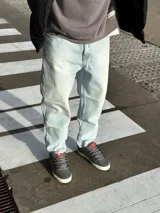 Pantalón de jean celeste claro, de corte holgado.