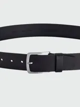 Cinturón de piel BOSS en color negro, con hebilla metálica clásica y detalle de logo grabado.