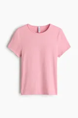 Remera de punto suave en color rosado, con diseño entallado, cuello redondo fino ribeteado y mangas cortas.