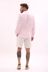 Bermuda de gabardina color beige, corte recto y largo a la rodilla.