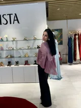 Blusa color rosa viejo, de corte holgado y mangas largas abullonadas.