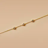 Pulsera de cadena fina con baño de oro y engarces de circonias brillantes distribuidas a lo largo de la pieza.
