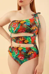 Malla entera de lycra estampada con diseño tropical, de un solo hombro y con aberturas en la cintura.