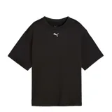 Remera Puma W Tad Ess Relax de color negro, corte relajado, mangas cortas y cuello redondo. Cuenta con el logo de la marca bordado en color blanco en el centro del pecho.