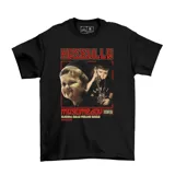 Remera negra de algodón con estampa frontal estilo bootleg que presenta imágenes de Hasbulla Magomedov, con tipografía en tonos rojos y amarillos.