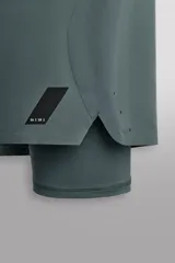 Short de entrenamiento deportivo con diseño 2 en 1, que incluye una capa exterior de tejido técnico ligero y una malla interior ajustada. Cuenta con cintura elástica con cordón de ajuste, bolsillos laterales con cierre y aberturas en el bajo.