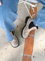 Botas Chelsea color visón de cuero con elástico lateral negro, suela track y tirador trasero.